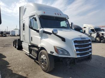  Salvage Freightliner Cascadia 1