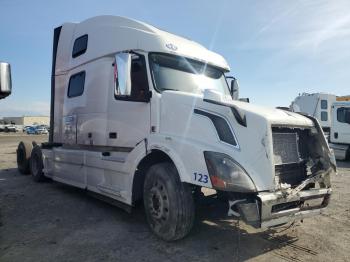  Salvage Volvo Vn
