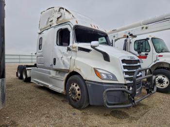  Salvage Freightliner Cascadia 1