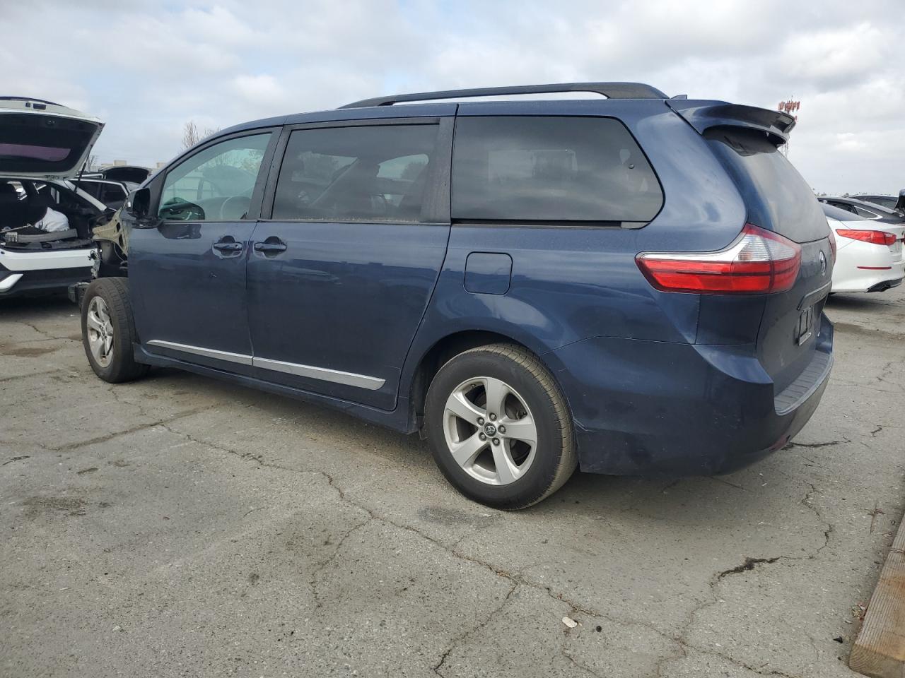 Toyota Sienna Le Image 4
