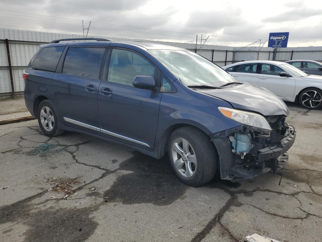 Toyota Sienna Le Image 2