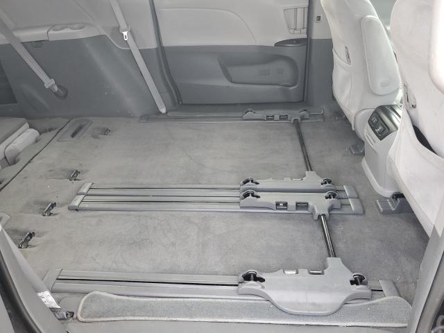 Toyota Sienna Le Image 10