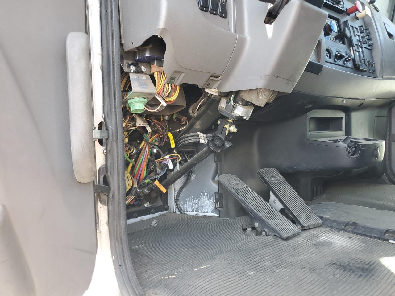 Peterbilt Tractor 348 Image 6