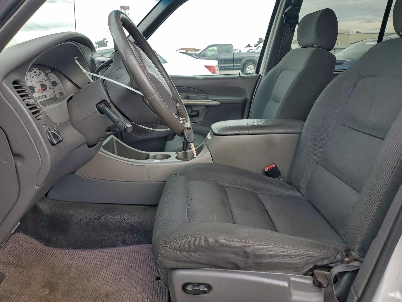 Ford Explorer Image 3