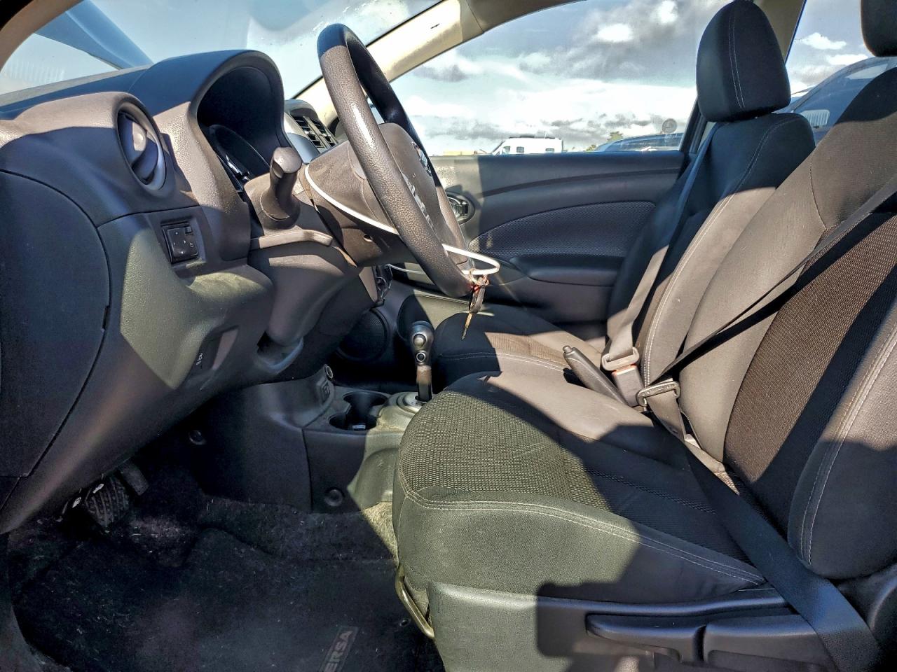 Nissan Versa S Image 2