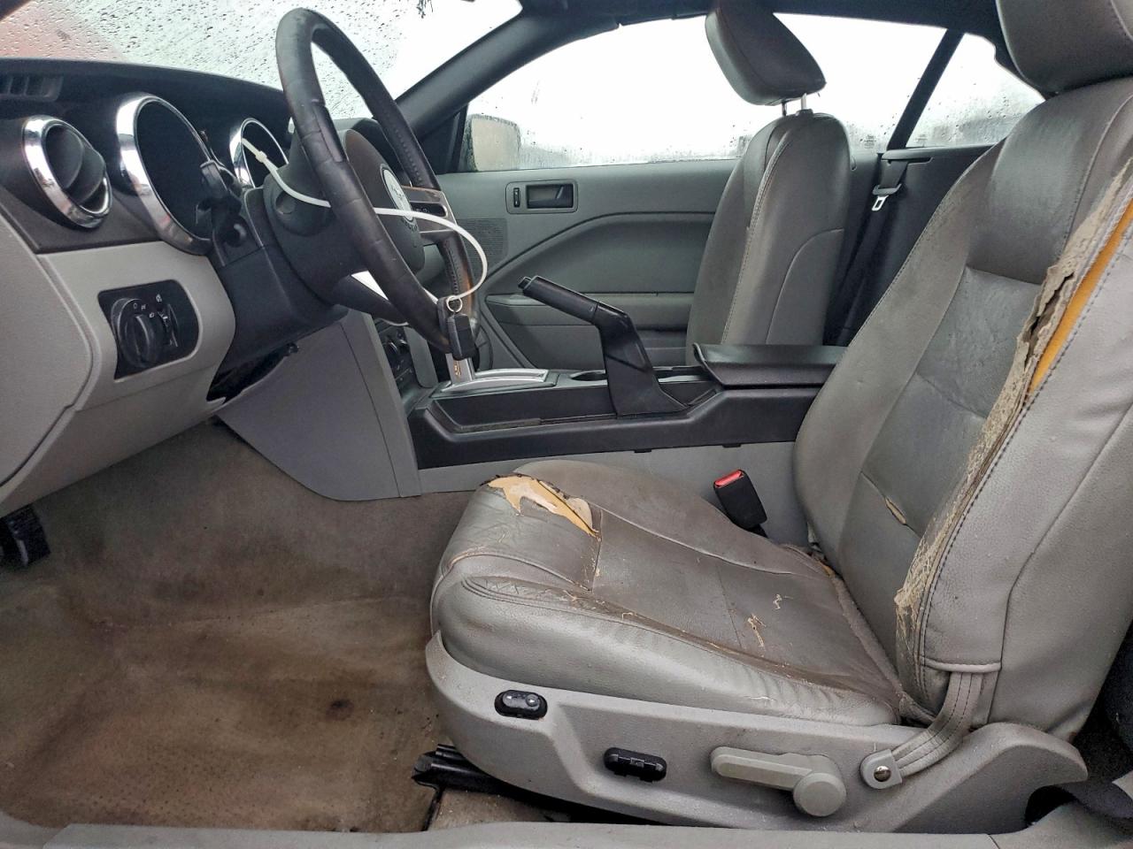 Ford Mustang Image 6